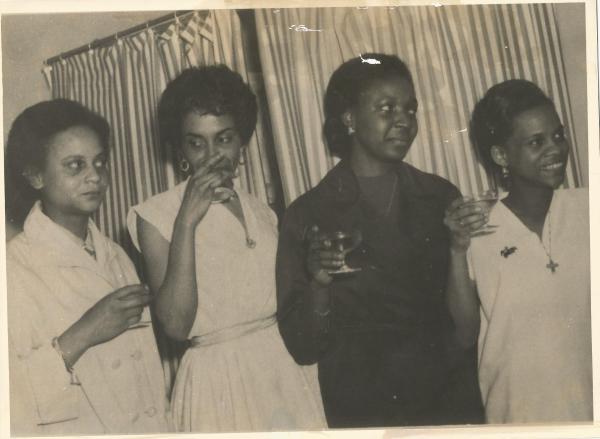 Maryse Condé avec des amies de jeunesse, Pointe-à-Pitre, 1954