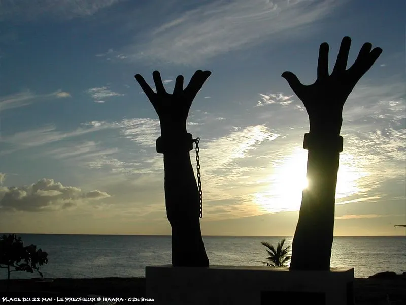 Photographie de la statue des deux mains aux chaînes cassées et tendues vers le ciel