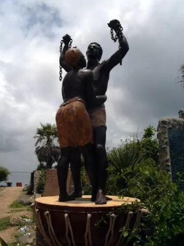 Statue d'un homme et d'une femme noirs enlacés se défaisant de leurs chaînes