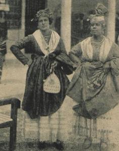 « Antillaises en costume ancien », photographie en noir et blanc